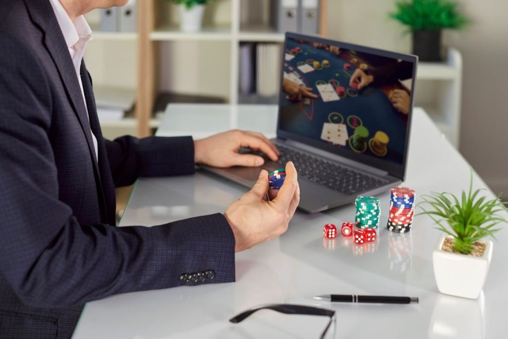 How Online Poker Works